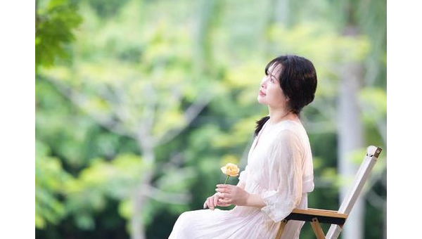 怎样躺着刷视频播放抖音，享受舒适惬意的时光